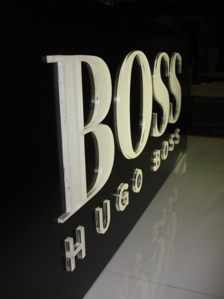Anuncio Luminoso Hugo Boss